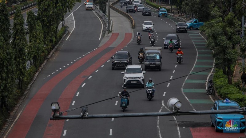 Suasana arus lalu-lintas di ruas Jalan Gatot Subroto, Jakarta, Senin (1/9/2025). (CNBC Indonesia/Faisal Rahman)
