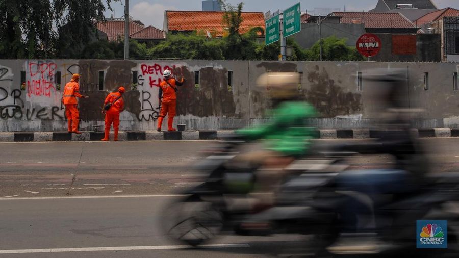 Suasana arus lalu-lintas di ruas Jalan Gatot Subroto, Jakarta, Senin (1/9/2025). (CNBC Indonesia/Faisal Rahman)