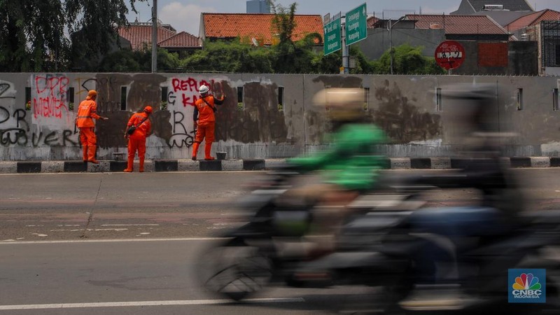 Suasana arus lalu-lintas di ruas Jalan Gatot Subroto, Jakarta, Senin (1/9/2025). (CNBC Indonesia/Faisal Rahman)