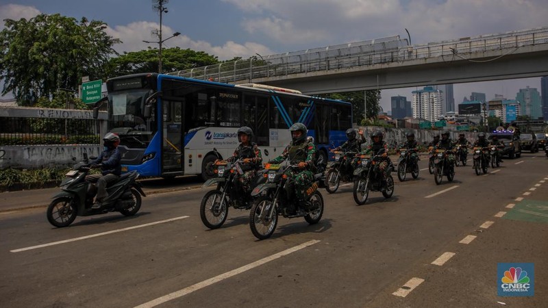 Suasana arus lalu-lintas di ruas Jalan Gatot Subroto, Jakarta, Senin (1/9/2025). (CNBC Indonesia/Faisal Rahman)