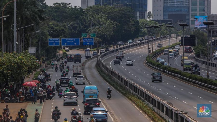 Suasana arus lalu-lintas di ruas Jalan Gatot Subroto, Jakarta, Senin (1/9/2025). (CNBC Indonesia/Faisal Rahman)