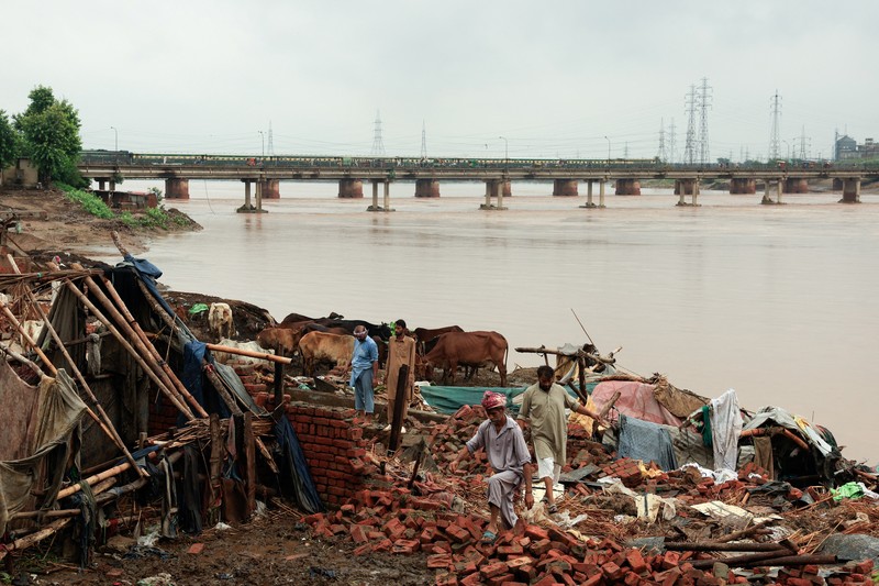 Seorang warga berjalan melewati daerah yang terendam banjir, menyusul hujan monsun dan naiknya permukaan air Sungai Sutlej, di desa Chanda Singh Wala dekat perbatasan Pakistan-India di distrik Kasur, provinsi Punjab, Pakistan, 29 Agustus 2025. Seorang warga berjalan melewati daerah yang terendam banjir, menyusul hujan monsun dan naiknya permukaan air Sungai Sutlej, di desa Chanda Singh Wala dekat perbatasan Pakistan-India di distrik Kasur, provinsi Punjab, Pakistan, 29 Agustus 2025. (REUTERS/Akhtar Soomro)