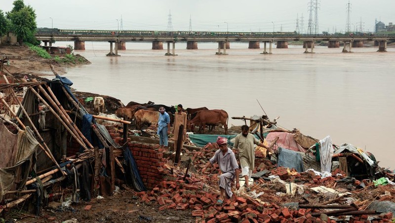Seorang warga berjalan melewati daerah yang terendam banjir, menyusul hujan monsun dan naiknya permukaan air Sungai Sutlej, di desa Chanda Singh Wala dekat perbatasan Pakistan-India di distrik Kasur, provinsi Punjab, Pakistan, 29 Agustus 2025. (REUTERS/Akhtar Soomro)