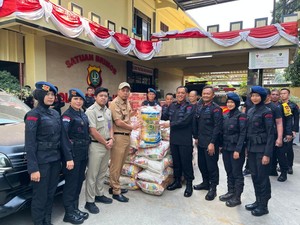 Brimob Polda Metro Salurkan Bantuan Sembako ke Warga Sekitar Mako Kwitang