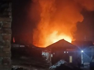 Anak Ngamuk Picu Kebakaran Rumah 2 Lantai di Cimahi