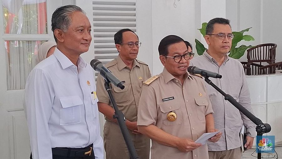 Kementerian Pekerjaan Umum (PU) melakukan kunjungan ke Balaikota Jakarta untuk bertemu Gubernur DKI Jakarta, Pramono Anung membahas revitalisasi fasilitas umum di Jakarta yang terimbas aksi demo. (CNBC Indonesia/Chandra Dwi Pranata)