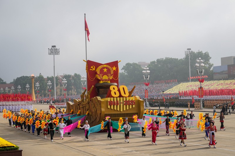 Kendaraan hias ikut serta dalam parade militer yang menandai peringatan Hari Nasional Vietnam ke-80 di Hanoi, Vietnam, 2 September 2025. Kendaraan hias ikut serta dalam parade militer yang menandai peringatan Hari Nasional Vietnam ke-80 di Hanoi, Vietnam, 2 September 2025. (Vincent Thian/Pool via REUTERS)