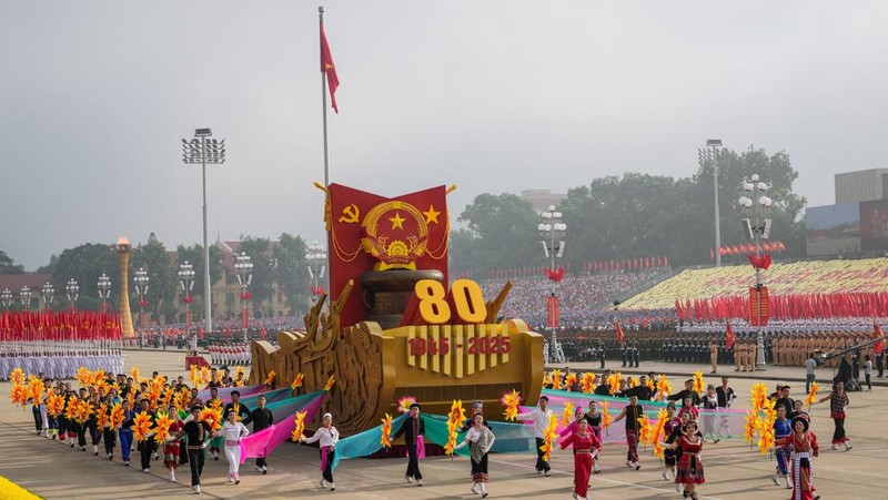 Kendaraan hias ikut serta dalam parade militer yang menandai peringatan Hari Nasional Vietnam ke-80 di Hanoi, Vietnam, 2 September 2025. (Vincent Thian/Pool via REUTERS)