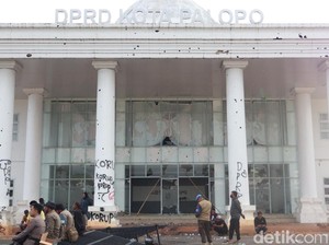 Demo Ricuh di DPRD Palopo, 3 Polisi Luka-2 Orang Diamankan