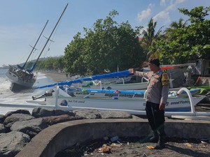 Kapal Layar Angkut 8 ABK Terdampar di Amed gegara Gelombang Tinggi