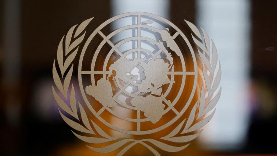 logo Perserikatan Bangsa-Bangsa selama sidang umum di markas besar PBB pada tanggal 25 September 2024, di kota New York. (Photo by Ludovic MARIN / AFP/File Foto)
