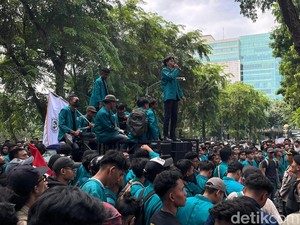 Ratusan Mahasiswa Unimed Demo di DPRD Sumut, Jalan Imam Bonjol Ditutup