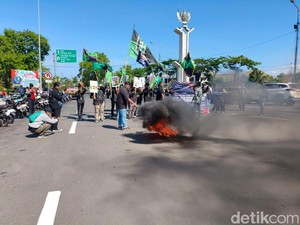 Mahasiswa HMI Salat Gaib Lalu Bakar Ban di Exit Tol Sidoarjo
