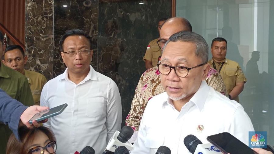 Menteri Koordinator Bidang Pangan, Zulkifli Hasan (Zulhas) saat ditemui usai Rapat Koordinasi Pengendalian Inflasi Daerah di kantor Kemendagri, Jakarta, Selasa (2/9/2025). (CNBC Indonesia/Martyasari Rizky)