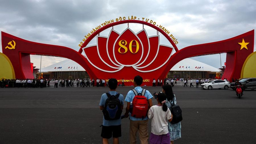 Orang-orang menghadiri pameran '80 Tahun Perjalanan Kemerdekaan - Kebebasan - Kebahagiaan', menjelang perayaan Hari Kemerdekaan ke-80 negara itu, di Pusat Pameran Nasional di Hanoi, Vietnam, 31 Agustus 2025. (REUTERS/Athit Perawongmetha)