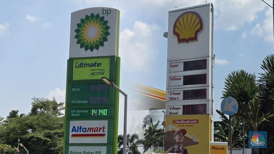 Papan harga Stasiun pengisian bahan bakar (SPBU) BP dan Shell di sekitar wilayah Cibubur. (CNBC Indonesia/Verda Nano Setiawan)