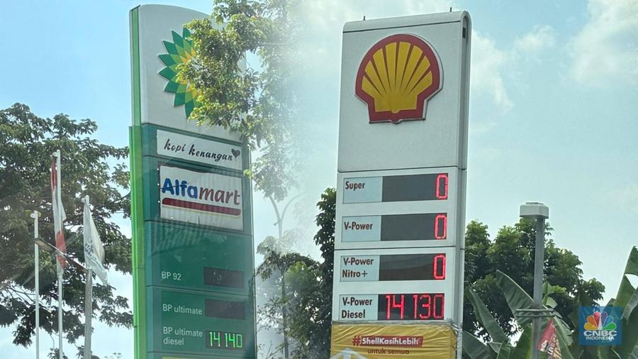 Papan harga Stasiun pengisian bahan bakar (SPBU) BP dan Shell di sekitar wilayah Tangerang. (CNBC Indonesia/Firda Dwi Muliawati)