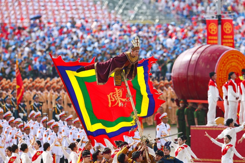 Kendaraan hias ikut serta dalam parade militer yang menandai peringatan Hari Nasional Vietnam ke-80 di Hanoi, Vietnam, 2 September 2025. Kendaraan hias ikut serta dalam parade militer yang menandai peringatan Hari Nasional Vietnam ke-80 di Hanoi, Vietnam, 2 September 2025. (Vincent Thian/Pool via REUTERS)