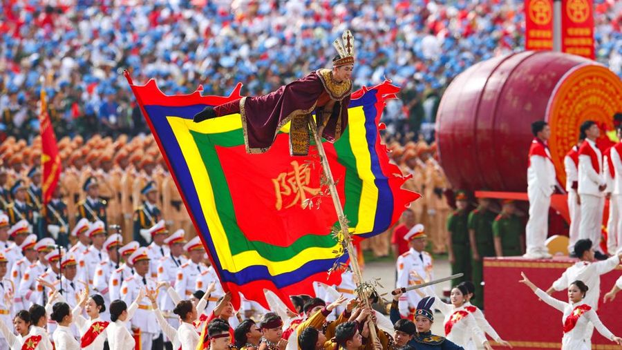Kendaraan hias ikut serta dalam parade militer yang menandai peringatan Hari Nasional Vietnam ke-80 di Hanoi, Vietnam, 2 September 2025. Kendaraan hias ikut serta dalam parade militer yang menandai peringatan Hari Nasional Vietnam ke-80 di Hanoi, Vietnam, 2 September 2025. (Vincent Thian/Pool via REUTERS)