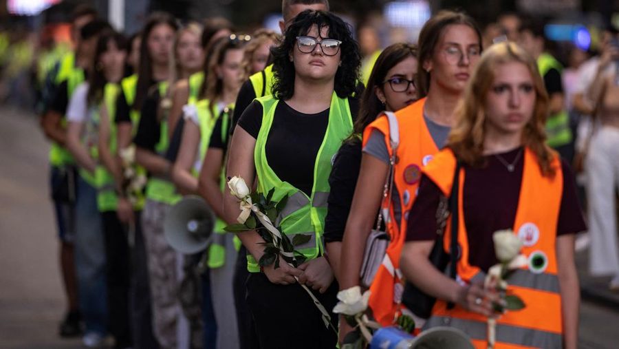 Pemandangan drone menunjukkan para pengunjuk rasa antipemerintah berbaris di jalan-jalan untuk mengenang 16 korban, yang tewas setelah kanopi beton rel kereta api runtuh pada bulan November 2024 di Novi Sad, yang memicu tuduhan korupsi dan kelalaian yang meluas, di Beograd, Serbia, 1 September 2025. (REUTERS/Djordje Kojadinovic)
