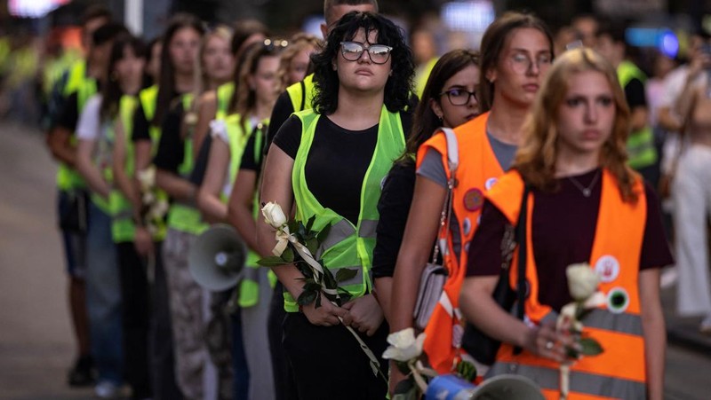 Pemandangan drone menunjukkan para pengunjuk rasa antipemerintah berbaris di jalan-jalan untuk mengenang 16 korban, yang tewas setelah kanopi beton rel kereta api runtuh pada bulan November 2024 di Novi Sad, yang memicu tuduhan korupsi dan kelalaian yang meluas, di Beograd, Serbia, 1 September 2025. (REUTERS/Djordje Kojadinovic)