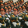 Pasukan Vietnam berbaris selama parade merayakan ulang tahun kemerdekaan ke-80 di Hanoi, Vietnam, 2 September 2025. (Vincent Thian/Pool via REUTERS)