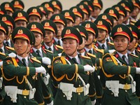 Pasukan Vietnam berbaris selama parade merayakan ulang tahun kemerdekaan ke-80 di Hanoi, Vietnam, 2 September 2025. (Vincent Thian/Pool via REUTERS)