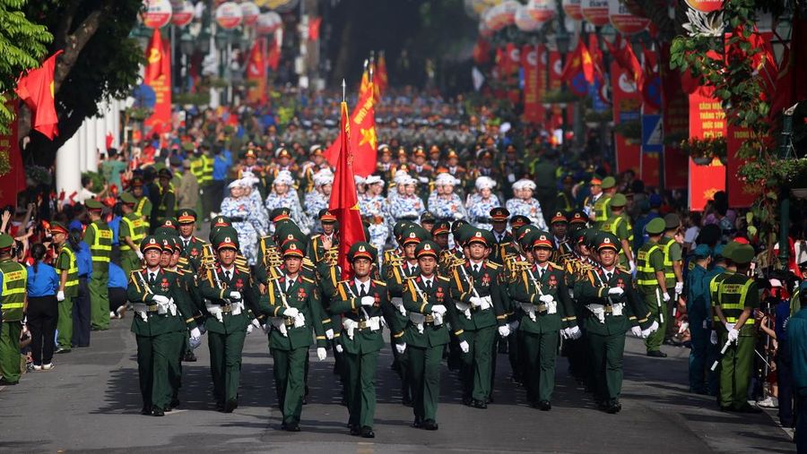 Kendaraan hias ikut serta dalam parade militer yang menandai peringatan Hari Nasional Vietnam ke-80 di Hanoi, Vietnam, 2 September 2025. Kendaraan hias ikut serta dalam parade militer yang menandai peringatan Hari Nasional Vietnam ke-80 di Hanoi, Vietnam, 2 September 2025. (Vincent Thian/Pool via REUTERS)