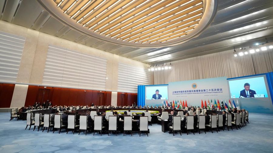 Pemandangan umum menunjukkan peserta KTT Organisasi Kerjasama Shanghai (SCO) 2025 di Pusat Konvensi dan Pameran Meijiang di Tianjin, Tiongkok, 1 September 2025. (SUO TAKEKUMA/Pool via REUTERS)