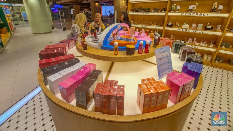 Pengunjung mengamati produk yang dijual di salah satu Mal di kawasan Semanggi, Jakarta, Selasa (2/9/2025). (CNBC Indonesia/Faisal Rahman)
