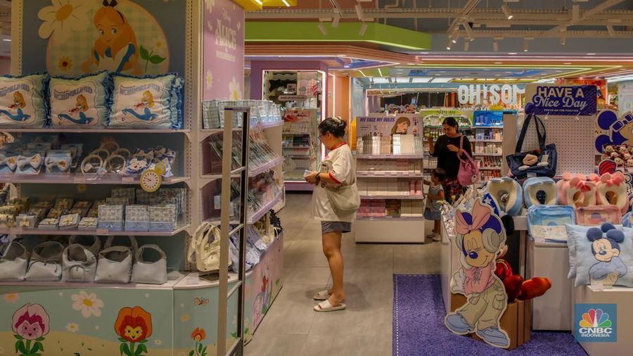 Pengunjung mengamati produk yang dijual di salah satu Mal di kawasan Semanggi, Jakarta, Selasa (2/9/2025). (CNBC Indonesia/Faisal Rahman)