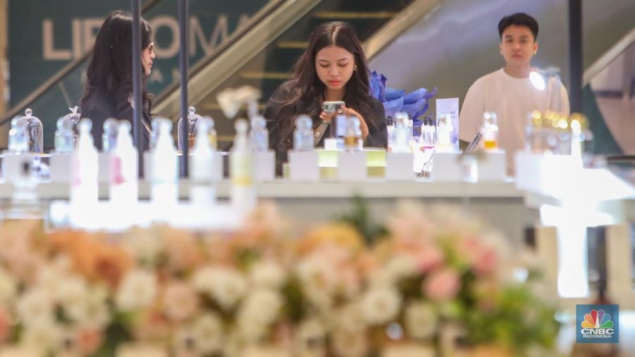 Pengunjung mengamati produk yang dijual di salah satu Mal di kawasan Semanggi, Jakarta, Selasa (2/9/2025). (CNBC Indonesia/Faisal Rahman)
