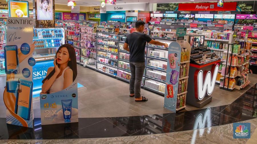 Pengunjung mengamati produk yang dijual di salah satu Mal di kawasan Semanggi, Jakarta, Selasa (2/9/2025). (CNBC Indonesia/Faisal Rahman)