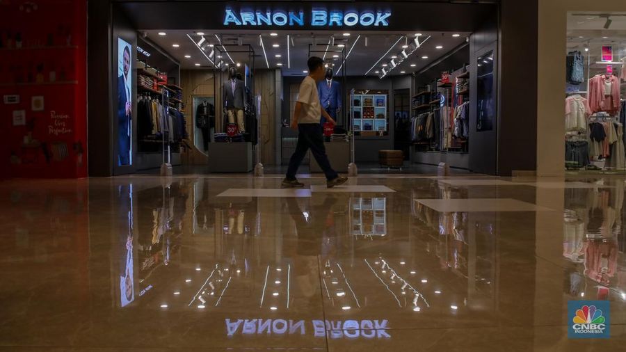 Pengunjung mengamati produk yang dijual di salah satu Mal di kawasan Semanggi, Jakarta, Selasa (2/9/2025). (CNBC Indonesia/Faisal Rahman)