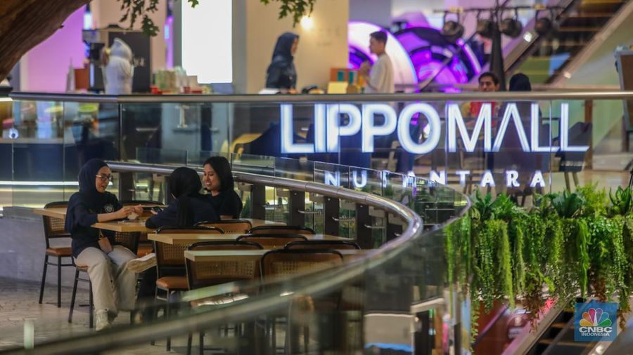 Pengunjung mengamati produk yang dijual di salah satu Mal di kawasan Semanggi, Jakarta, Selasa (2/9/2025). (CNBC Indonesia/Faisal Rahman)