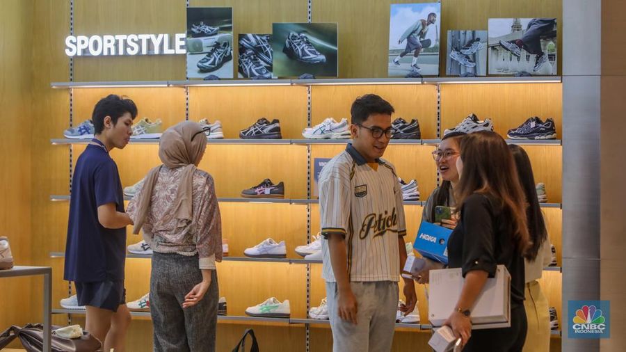 Pengunjung mengamati produk yang dijual di salah satu Mal di kawasan Semanggi, Jakarta, Selasa (2/9/2025). (CNBC Indonesia/Faisal Rahman)