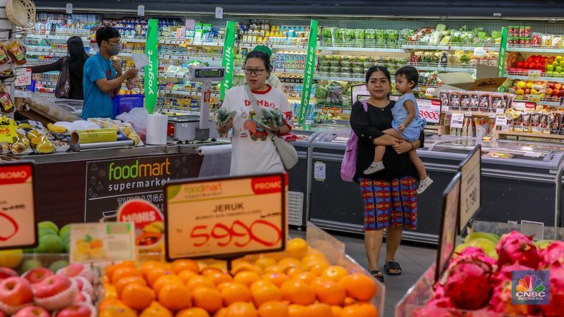 Pengunjung mengamati produk yang dijual di salah satu Mal di kawasan Semanggi, Jakarta, Selasa (2/9/2025). (CNBC Indonesia/Faisal Rahman)