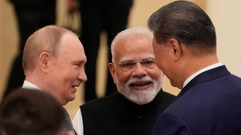 Pemandangan umum menunjukkan peserta KTT Organisasi Kerjasama Shanghai (SCO) 2025 di Pusat Konvensi dan Pameran Meijiang di Tianjin, Tiongkok, 1 September 2025. (SUO TAKEKUMA/Pool via REUTERS)