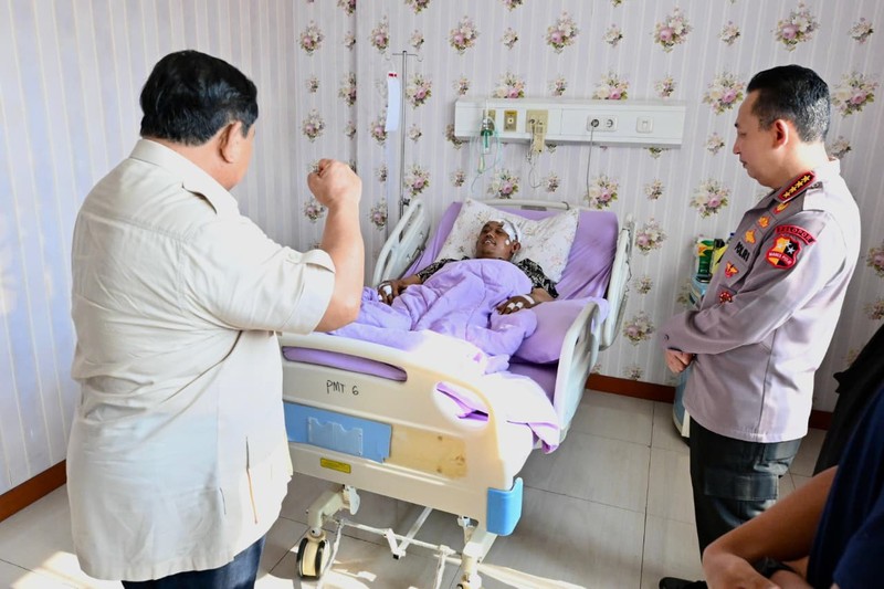 Presiden Prabowo Subianto menjenguk para korban aksi demonstrasi yang masih dirawat di Rumah Sakit Bhayangkara Tingkat 1 R. Said Sukanto, Kramat Jati, Jakarta Timur, Senin (1/9/2025). Presiden Prabowo Subianto menjenguk para korban aksi demonstrasi yang masih dirawat di Rumah Sakit Bhayangkara Tingkat 1 R. Said Sukanto, Kramat Jati, Jakarta Timur, Senin (1/9/2025). (Dok. Biro Pers Sekretariat Presiden)