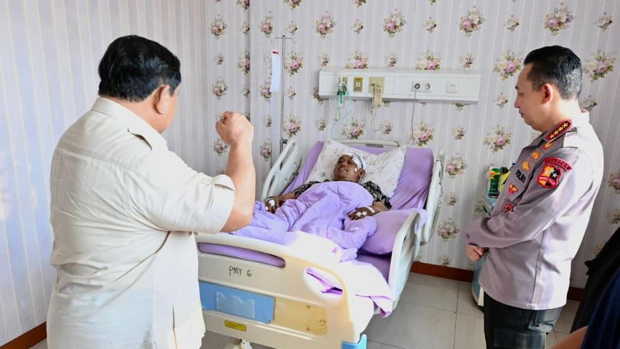 Presiden Prabowo Subianto menjenguk para korban aksi demonstrasi yang masih dirawat di Rumah Sakit Bhayangkara Tingkat 1 R. Said Sukanto, Kramat Jati, Jakarta Timur, Senin (1/9/2025). Presiden Prabowo Subianto menjenguk para korban aksi demonstrasi yang masih dirawat di Rumah Sakit Bhayangkara Tingkat 1 R. Said Sukanto, Kramat Jati, Jakarta Timur, Senin (1/9/2025). (Dok. Biro Pers Sekretariat Presiden)