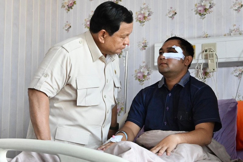 Presiden Prabowo Subianto menjenguk para korban aksi demonstrasi yang masih dirawat di Rumah Sakit Bhayangkara Tingkat 1 R. Said Sukanto, Kramat Jati, Jakarta Timur, Senin (1/9/2025). Presiden Prabowo Subianto menjenguk para korban aksi demonstrasi yang masih dirawat di Rumah Sakit Bhayangkara Tingkat 1 R. Said Sukanto, Kramat Jati, Jakarta Timur, Senin (1/9/2025). (Dok. Biro Pers Sekretariat Presiden)