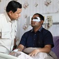 Detik-Detik Prabowo Jenguk Korban Demonstrasi di RS Polri Kramat Jati