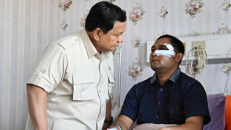 Presiden Prabowo Subianto menjenguk para korban aksi demonstrasi yang masih dirawat di Rumah Sakit Bhayangkara Tingkat 1 R. Said Sukanto, Kramat Jati, Jakarta Timur, Senin (1/9/2025). (Dok. Biro Pers Sekretariat Presiden)