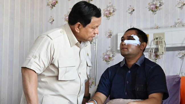 Detik-Detik Prabowo Jenguk Korban Demonstrasi di RS Polri Kramat Jati