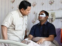 Detik-Detik Prabowo Jenguk Korban Demonstrasi di RS Polri Kramat Jati