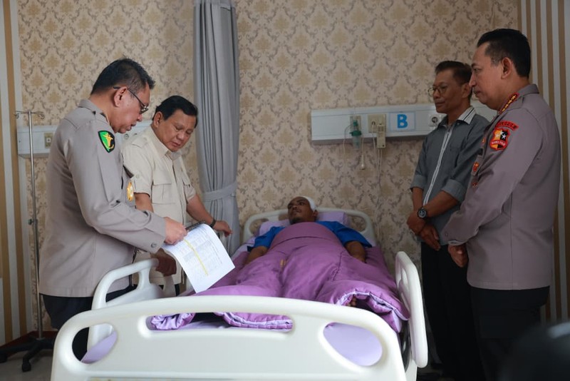 Presiden Prabowo Subianto menjenguk para korban aksi demonstrasi yang masih dirawat di Rumah Sakit Bhayangkara Tingkat 1 R. Said Sukanto, Kramat Jati, Jakarta Timur, Senin (1/9/2025). Presiden Prabowo Subianto menjenguk para korban aksi demonstrasi yang masih dirawat di Rumah Sakit Bhayangkara Tingkat 1 R. Said Sukanto, Kramat Jati, Jakarta Timur, Senin (1/9/2025). (Dok. Biro Pers Sekretariat Presiden)