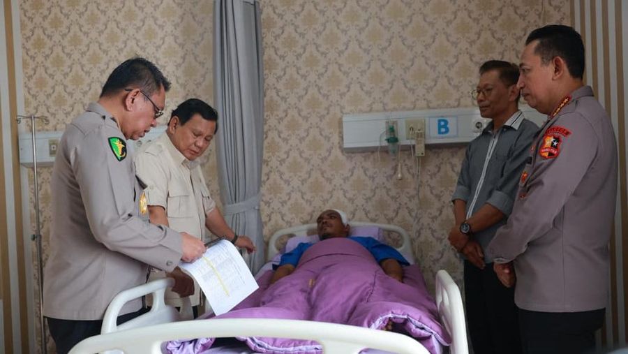 Presiden Prabowo Subianto menjenguk para korban aksi demonstrasi yang masih dirawat di Rumah Sakit Bhayangkara Tingkat 1 R. Said Sukanto, Kramat Jati, Jakarta Timur, Senin (1/9/2025). (Dok. Biro Pers Sekretariat P...                    </div>

                    <div class=