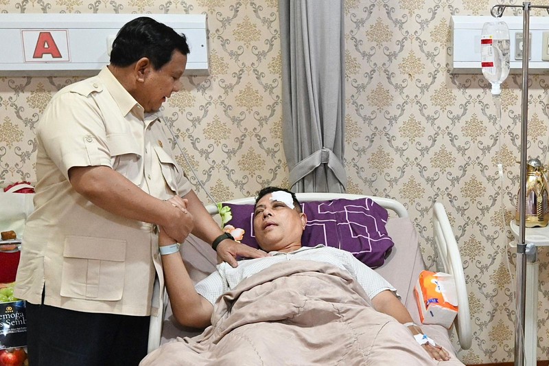 Presiden Prabowo Subianto menjenguk para korban aksi demonstrasi yang masih dirawat di Rumah Sakit Bhayangkara Tingkat 1 R. Said Sukanto, Kramat Jati, Jakarta Timur, Senin (1/9/2025). Presiden Prabowo Subianto menjenguk para korban aksi demonstrasi yang masih dirawat di Rumah Sakit Bhayangkara Tingkat 1 R. Said Sukanto, Kramat Jati, Jakarta Timur, Senin (1/9/2025). (Dok. Biro Pers Sekretariat Presiden)