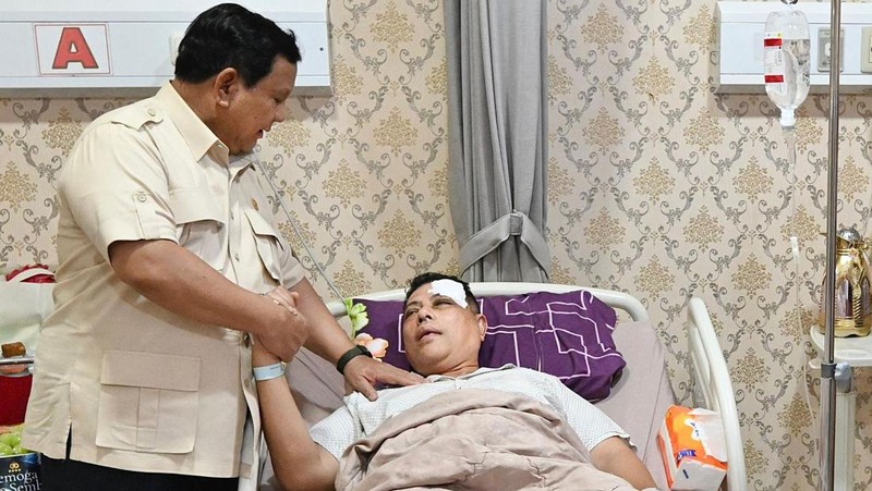 Presiden Prabowo Subianto menjenguk para korban aksi demonstrasi yang masih dirawat di Rumah Sakit Bhayangkara Tingkat 1 R. Said Sukanto, Kramat Jati, Jakarta Timur, Senin (1/9/2025). (Dok. Biro Pers Sekretariat Presiden)