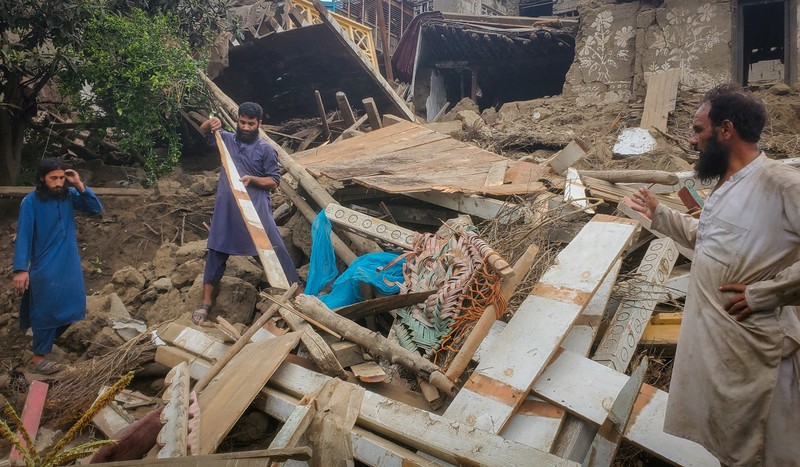 Seorang pria Afghanistan mencari barang-barang miliknya di tengah reruntuhan rumah yang runtuh setelah gempa bumi berkekuatan 6 skala Richter yang mematikan melanda Afghanistan sekitar tengah malam, di Dara Noor, di Jalalabad, Afghanistan, 1 September 2025. Seorang pria Afghanistan mencari barang-barang miliknya di tengah reruntuhan rumah yang runtuh setelah gempa bumi berkekuatan 6 skala Richter yang mematikan melanda Afghanistan sekitar tengah malam, di Dara Noor, di Jalalabad, Afghanistan, 1 September 2025. (REUTERS/Sayed Hassib)